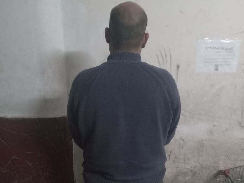 Un hombre acusado de incendiar una casa en zona sudoeste fue golpeado con una botella por el dueño y resultó herido