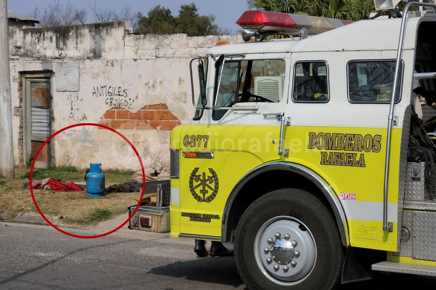 Extrema preocupación por una garrafa en llamas en barrio Villa Dominga