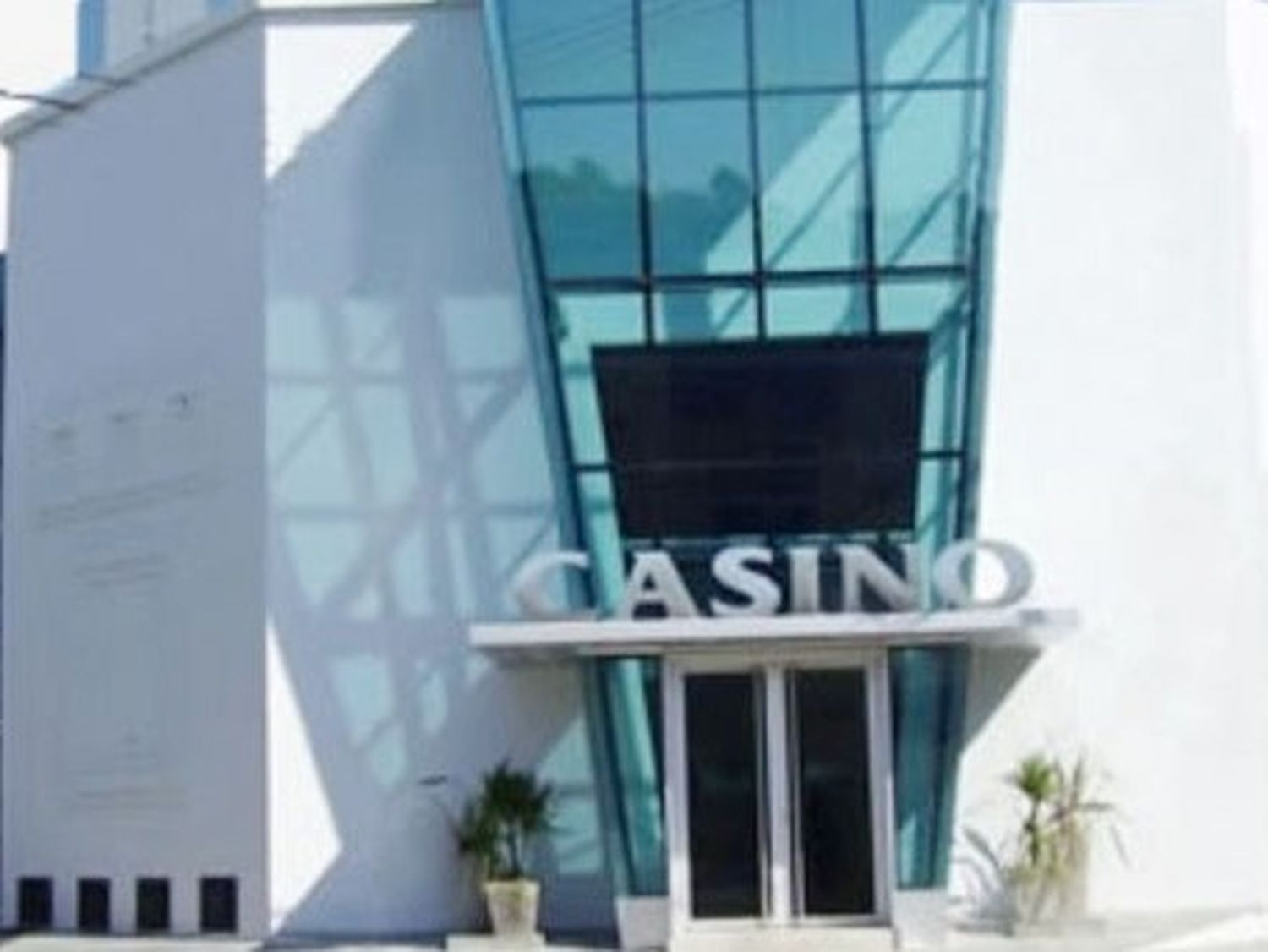 “Casino o sauna”: empleados protestan semidesnudos por el calor extremo