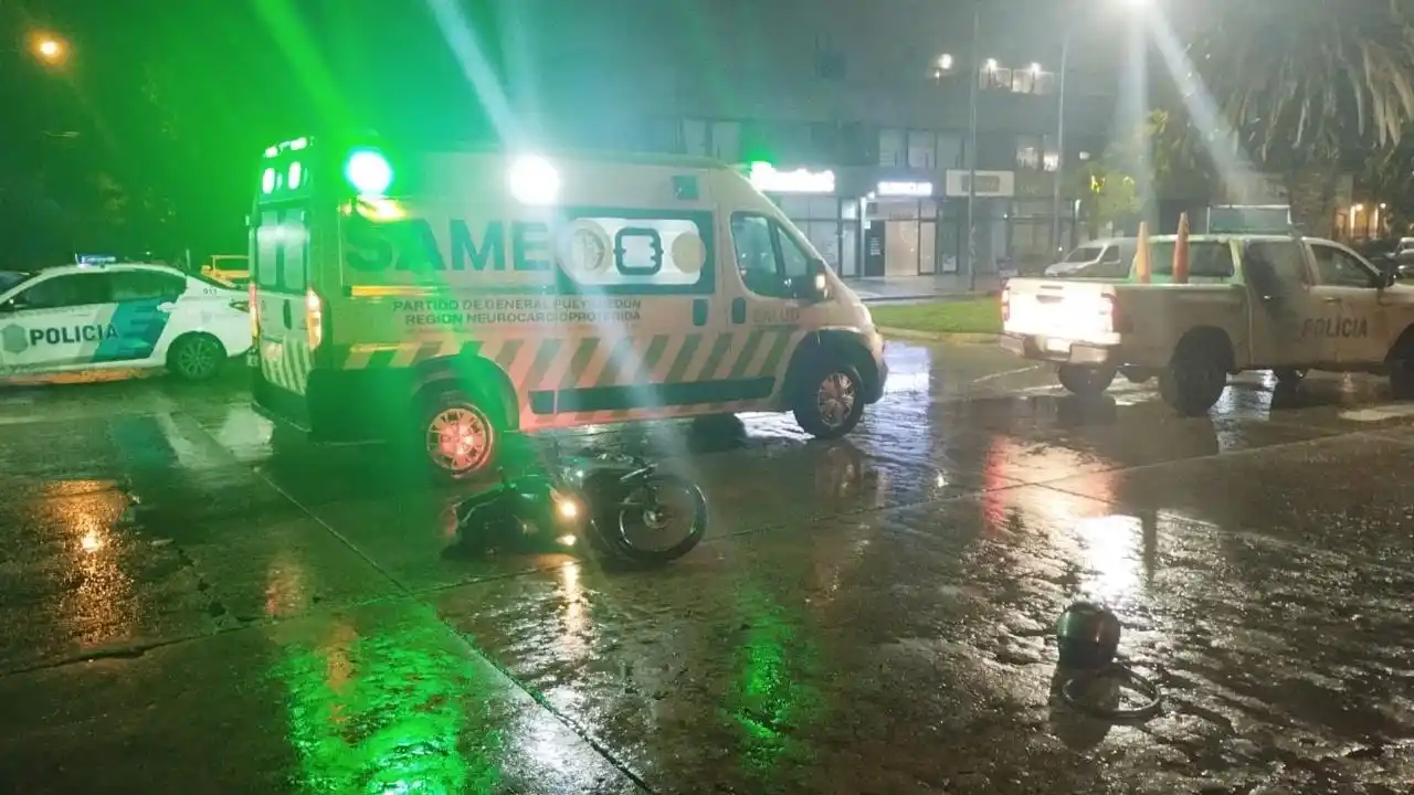 Una mujer resultó herida tras chocar en moto con un auto en la avenida Tejedor