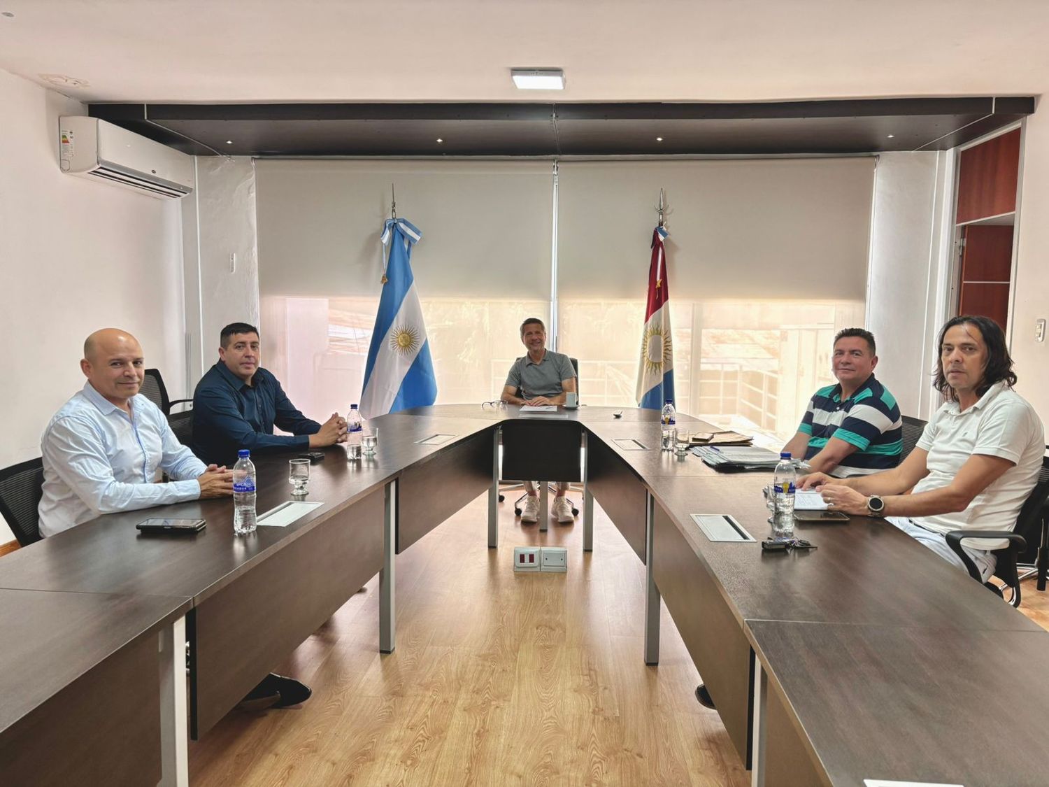 El intendente Damián Bernarte junto a las autoridades policiales