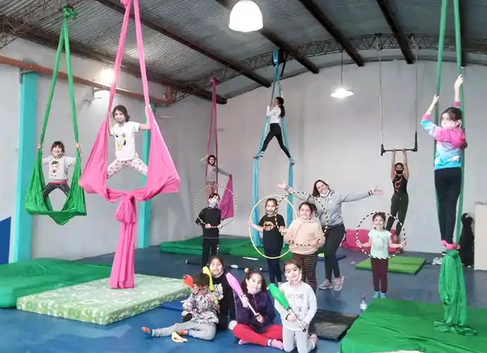 “El circo lo descubrí cuando empecé con la acrobacia aérea”