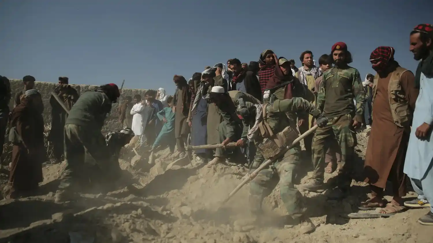 Búsqueda bajo los escombros en Afganistán, tras el bombardeo paquistaní.