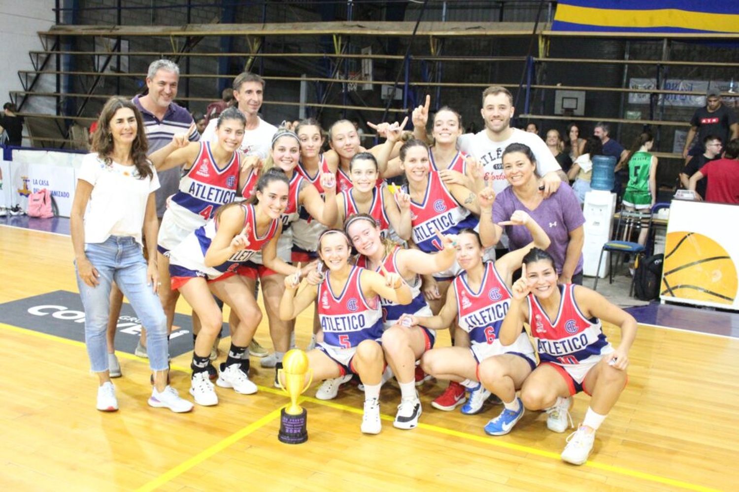 Las campeonas de la venadense arrancaron el año ganando el cuadrangular preparatorio. Foto: Javier Calvi