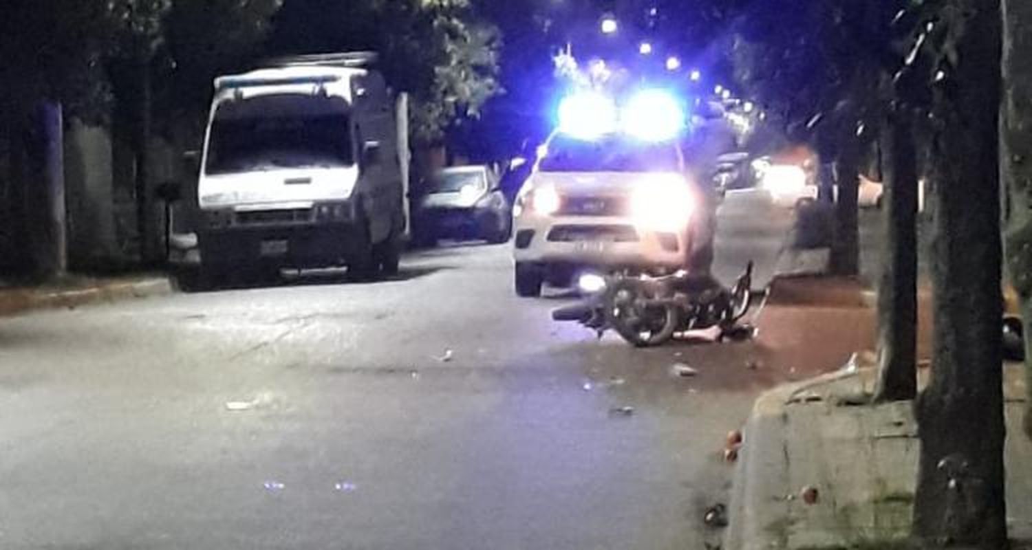 Un mensajero y una camioneta Amarok chocaron en San Martín y Salta