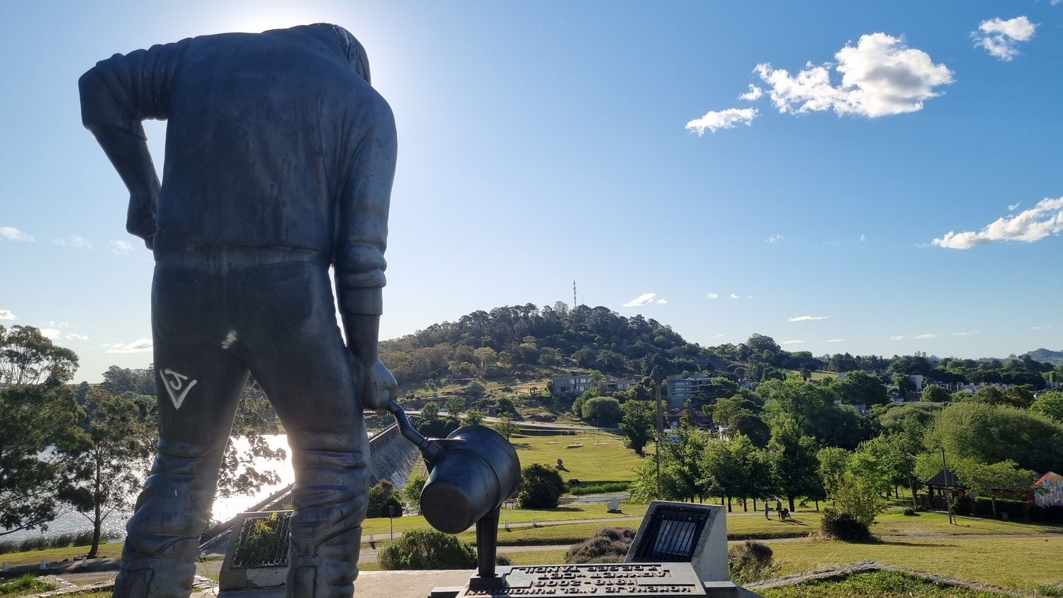 El sector manufacturero metalúrgico, representado en esta escultura, supo ser un bastión de la economía de Tandil en su época de mayor crecimiento.