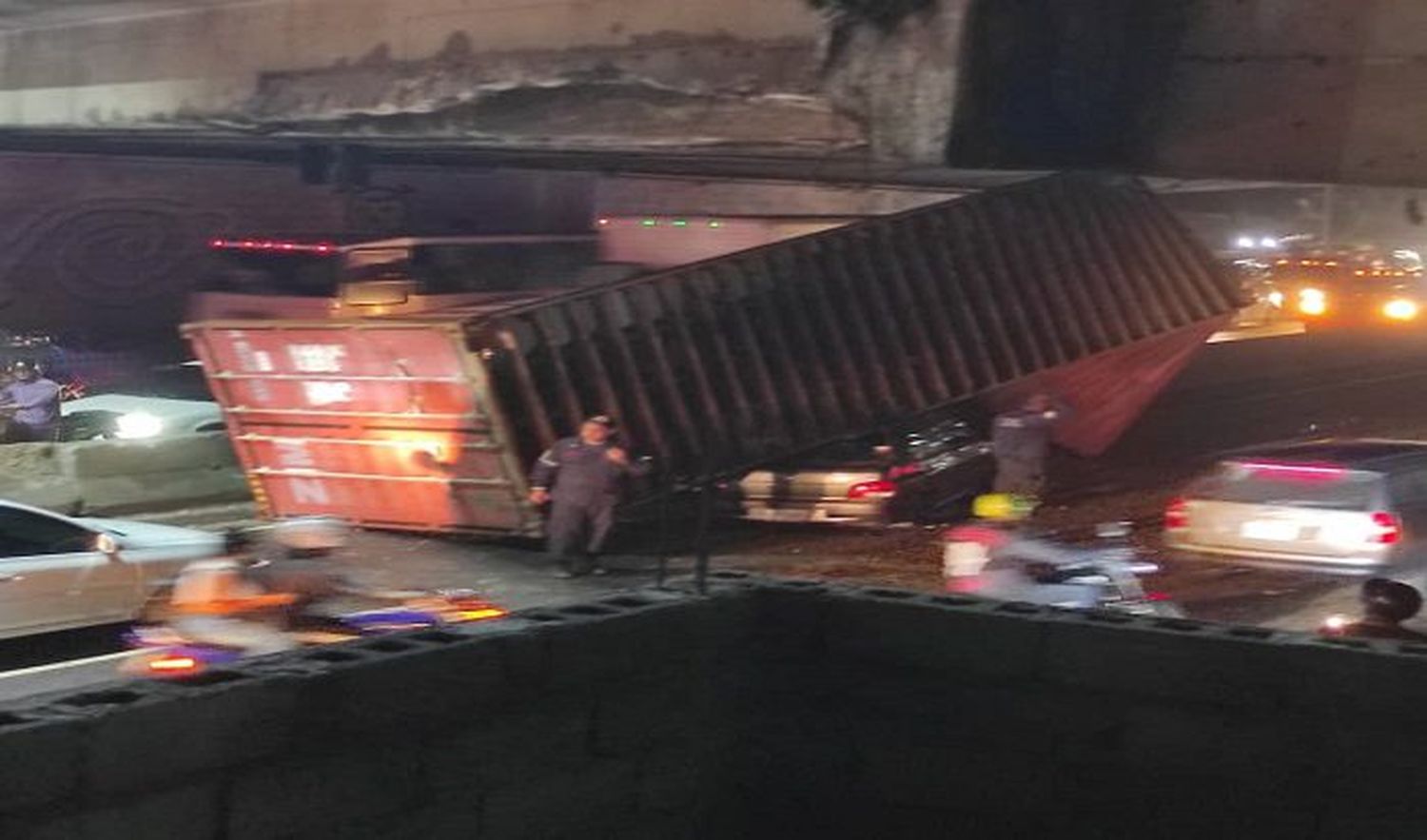 Container cae encima de vehículo en la autopista Francisco Fajardo