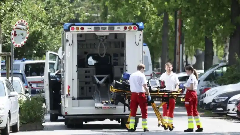 Personal de rescate acude al lugar de un tiroteo en una escuela de Graz, Austria, el martes 10 de junio de 2025. (Kleine Zeitung vía AP)