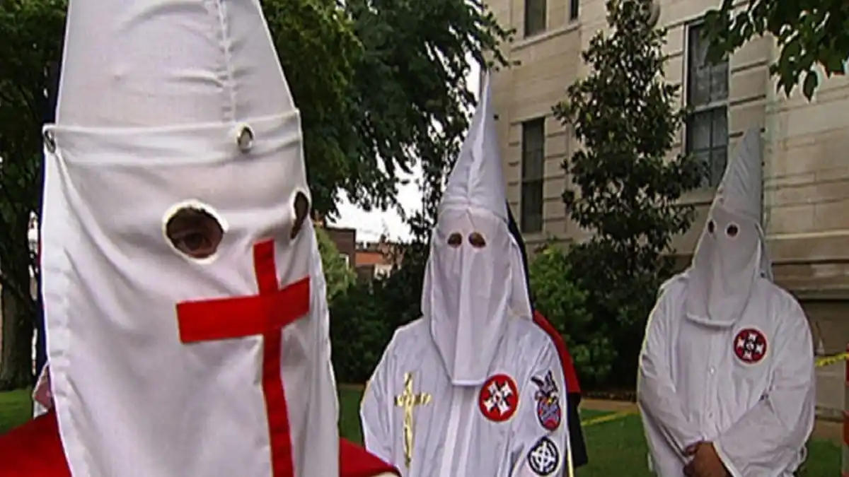 ¿RENACER DEL KU KLUX KLAN? Acusan a joven en Mississippi de quemar cruces y amenazar a familia afrodescendiente