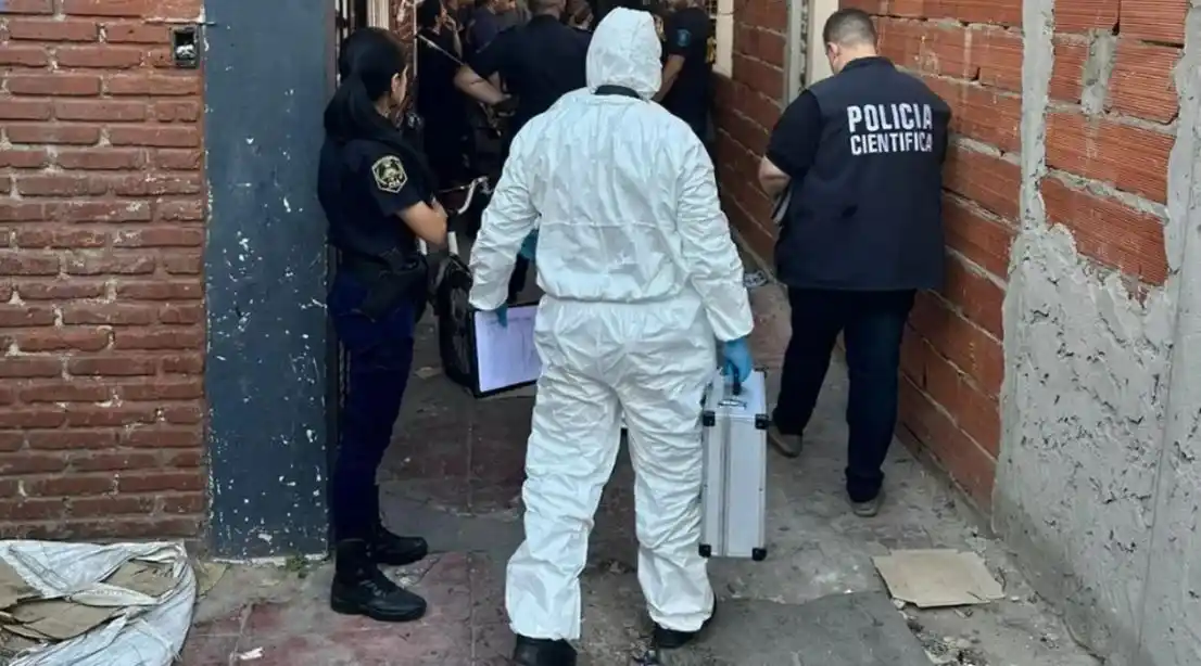 Escondió el cuerpo de su hija en una mesa de luz, la cubrió con cemento y guardó todo en un placard