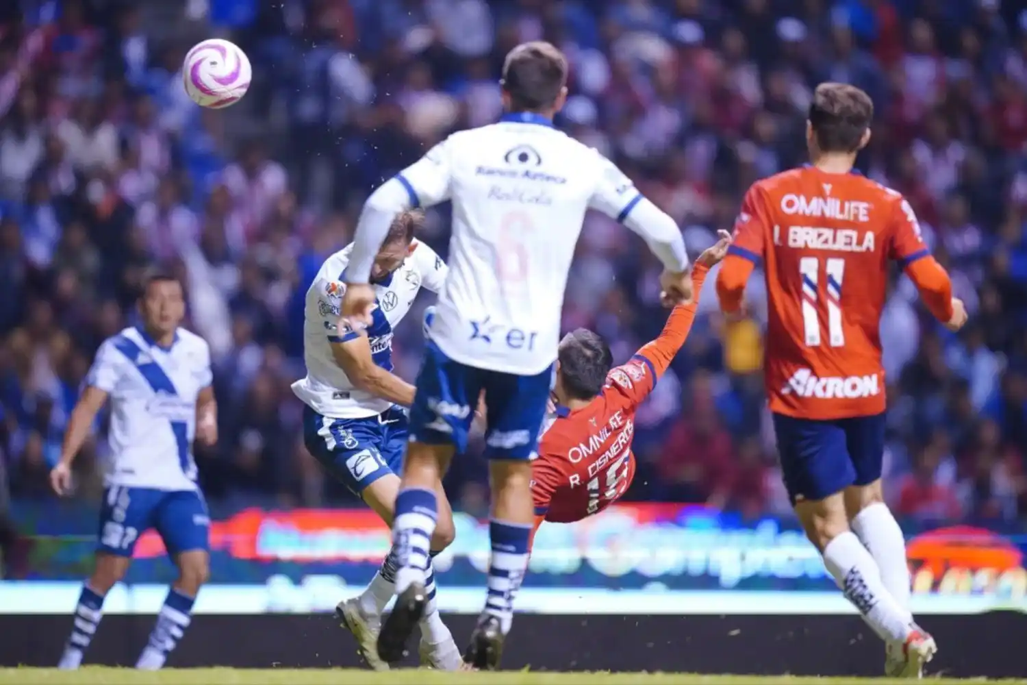 Ronaldo Cisneros y su espectacular gol ante el Puebla
