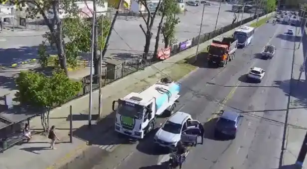 Motochorros robaron y golpearon a conductor en un semáforo de Avellaneda: Nadie reaccionó para ayudarlo