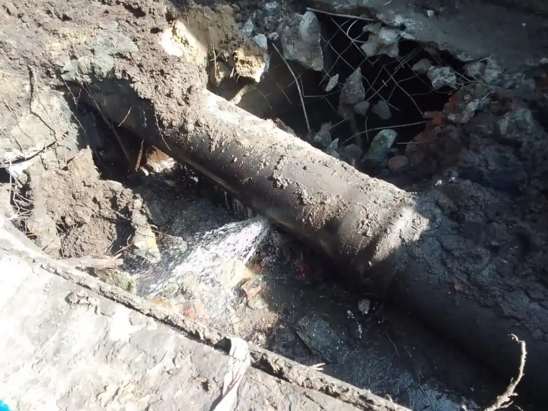 La rotura de un caño cloacal produce inconvenientes en la zona de la Costanera del Tiempo