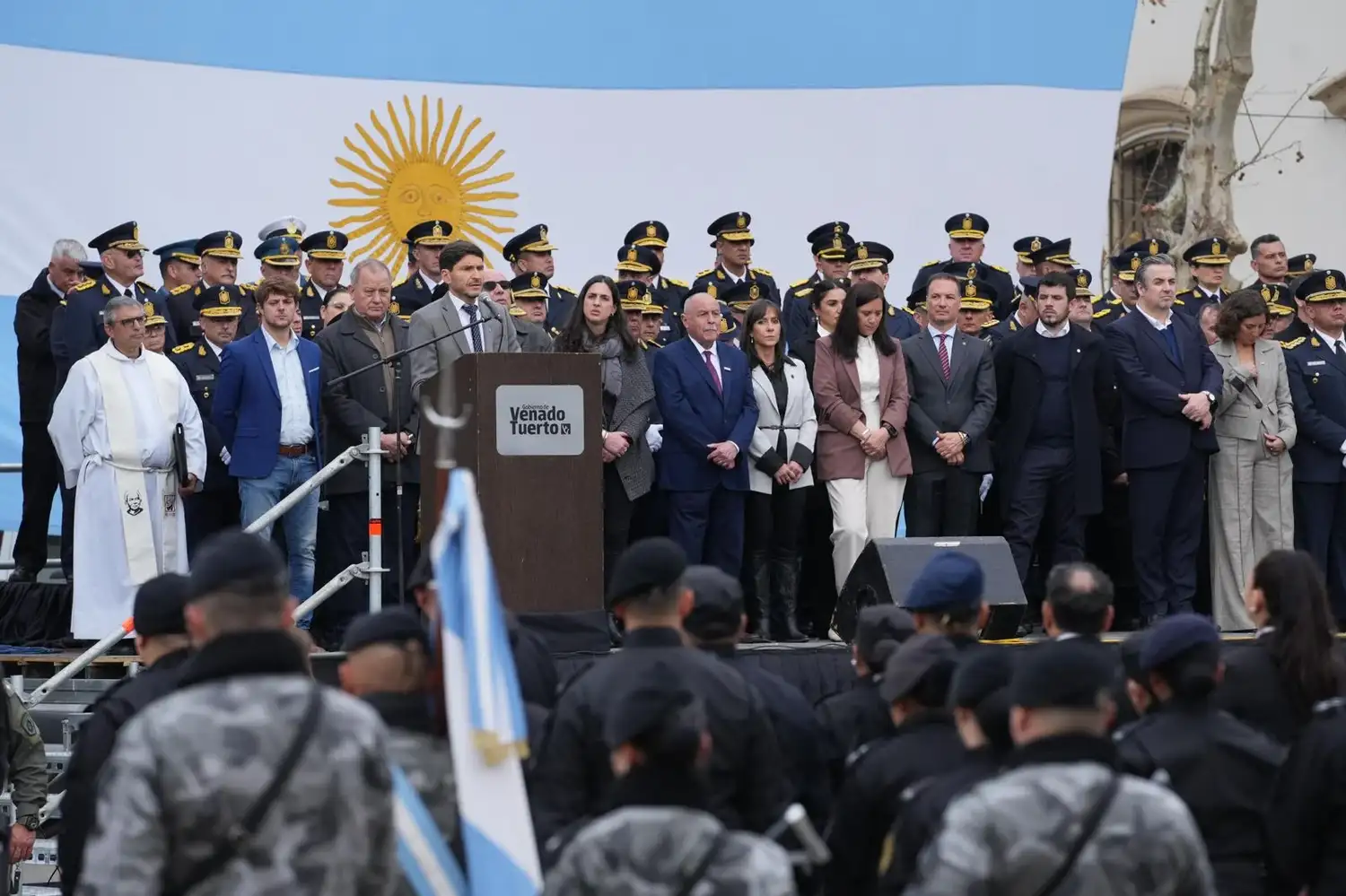 Las autoridades provinciales, policiales y municipales, en el palco. Foto: Sur24