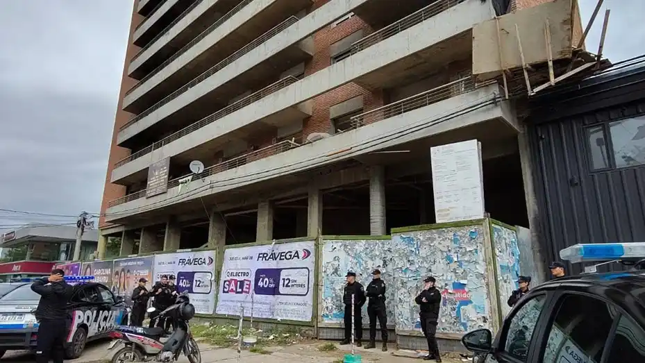 Reclaman justicia por el obrero que murió tras caer de una gran altura en una obra de 27 de Febrero y Necochea