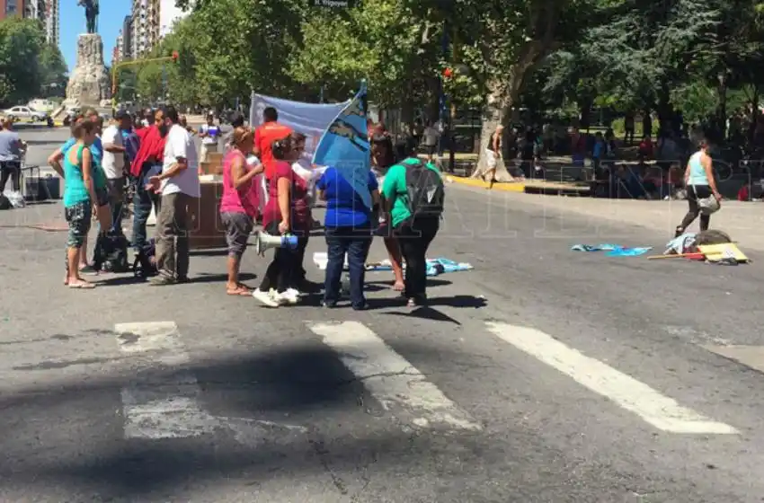 Organizaciones realizan otro acampe frente al Municipio