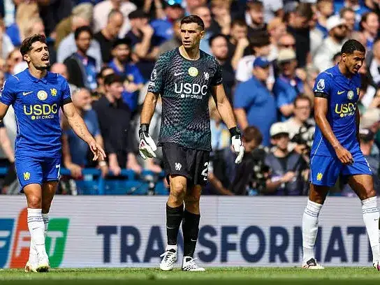“Dibu” Martínez en su estreno con Chelsea.