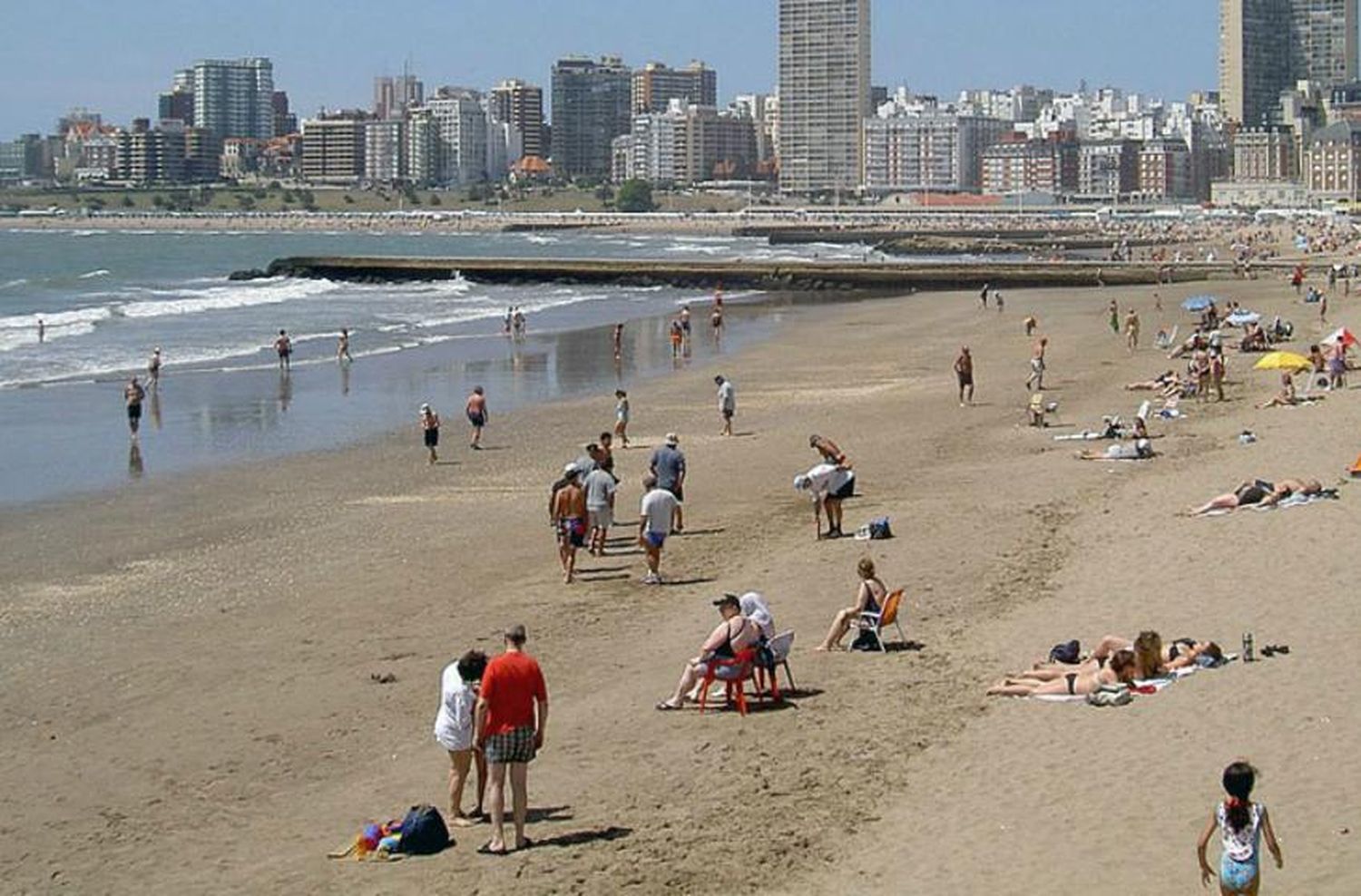 A pesar del mal clima y el alerta sanitaria, cientos de personas fueron a la playa