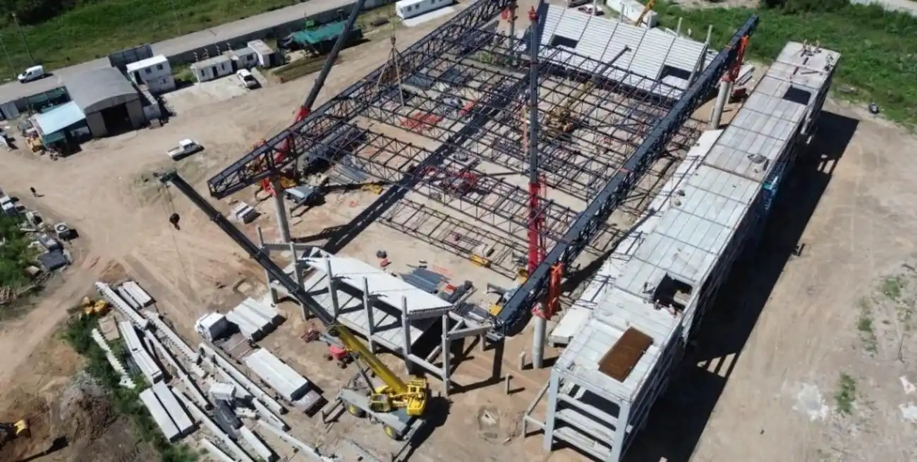 La estructura del microestadio multipropósito ya es visible desde la circunvalación.