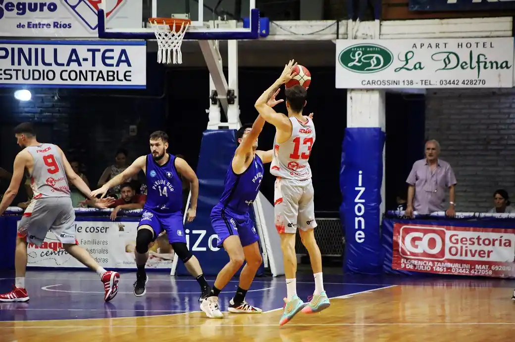 Acuña toma un lanzamiento en el perímetro. (Foto de Santi Lacava).