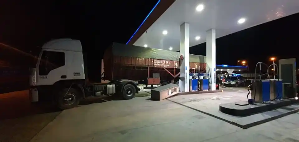 Le dio un paro cardiorrespiratorio y chocó contra una estación de servicio