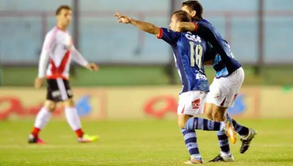 River cerró su pobre semestre derrotado por Arsenal