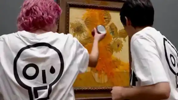 Ecologistas arrojan sopa de tomate a un cuadro de Van Gogh