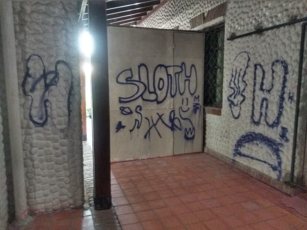 Amaneció con una pintada el edificio de la Escuela Nº 203