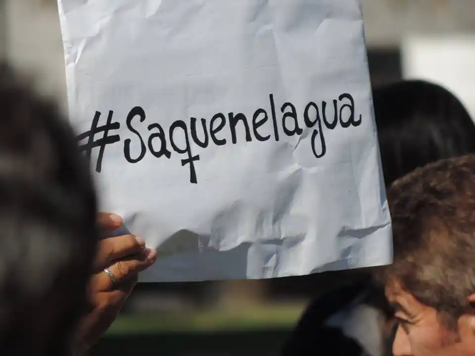 Cansados por las inundaciones, vecinos reclaman bajo el lema "Saquen el agua de Villegas"