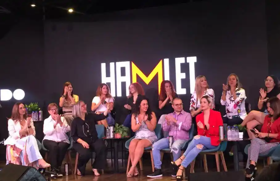 «Hamlet» llega con pantalones de mujer