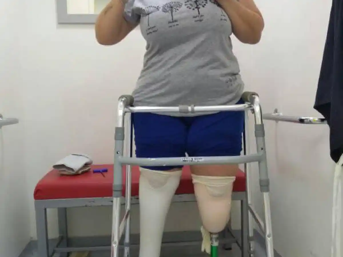 Tras perder su pie y parte de su pierna, busca al "ángel" que salvó su vida y la de su familia