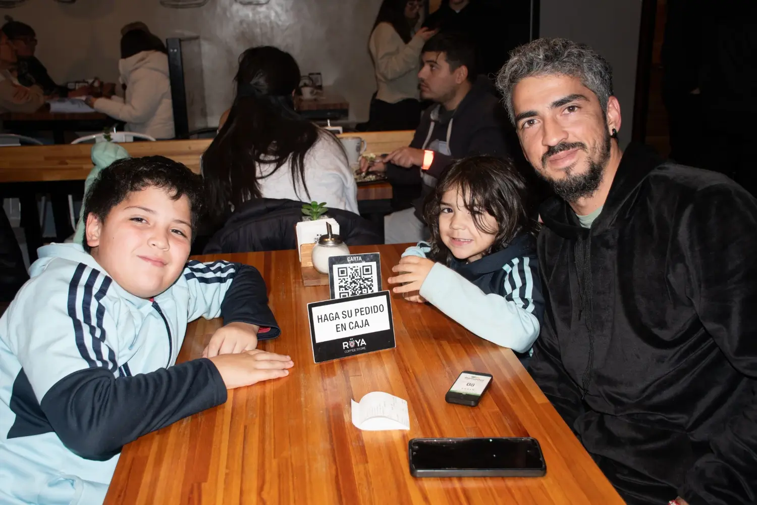 Rodrigo, acompañado por sus hijos Ciro y Viggo en Ruya /
Fotos / Agostina Alonso