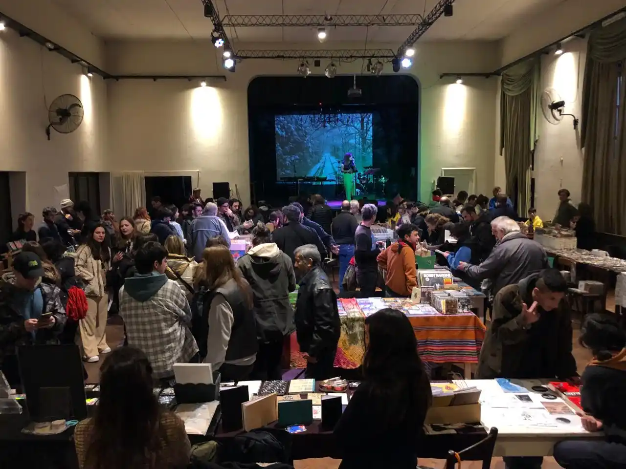 El Salón Danés a pleno para la 2da edición de la Feria del Libro Usado organizada por la Dirección de Cultura.