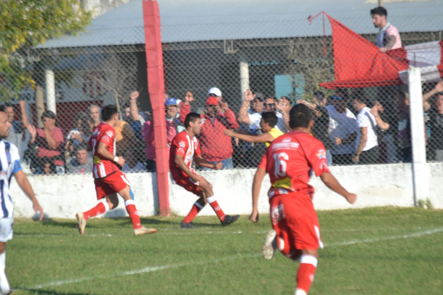 Todos los abrazos para "Danilo" Ocampo que logró el empate y por ende la clasificación para la final