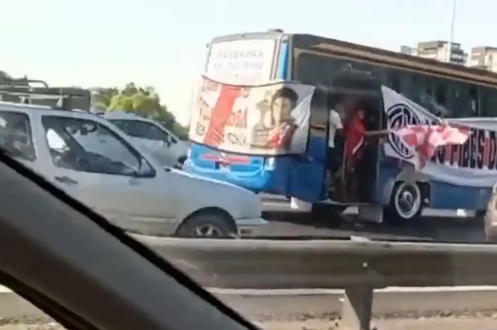 Un hincha de River murió tras caer de un micro y ser atropellado por otro en Panamericana