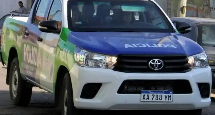 Delincuentes robaron dinero de un auto y fueron detenidos mientras huían