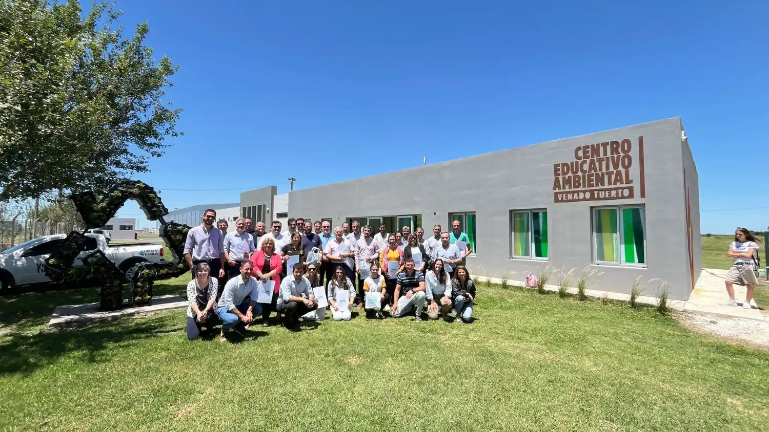 Personal de ambas cooperativas junto a autoridades municipales.