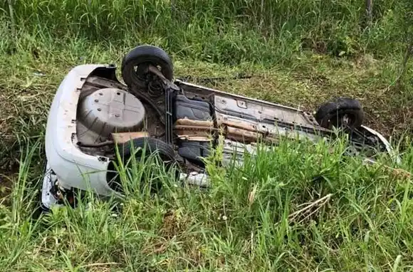 Siniestro vial en Ruta A012: un auto volcó por esquivar un camión y terminó en una zanja