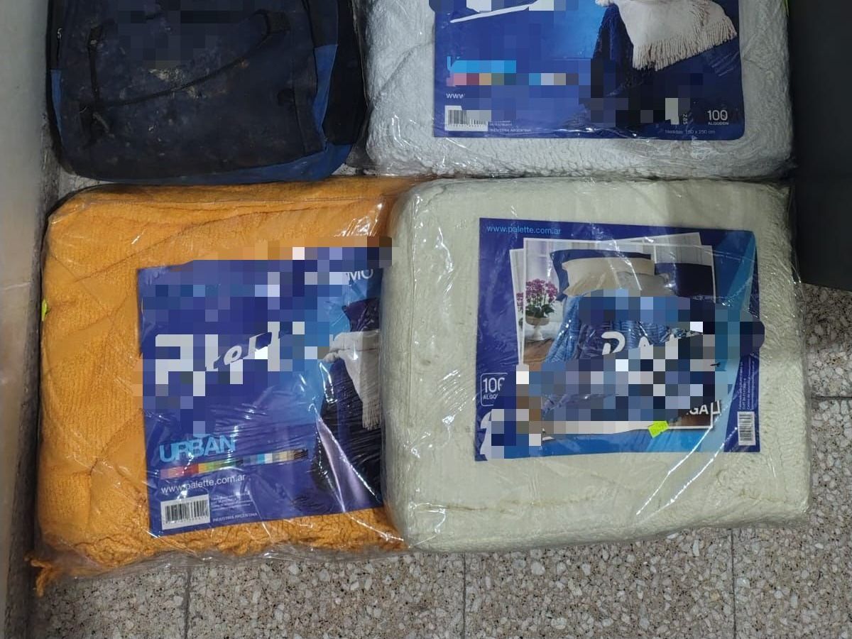 ¿Se preparaba para el invierno? Se metió a una casa y robó frazadas y platos