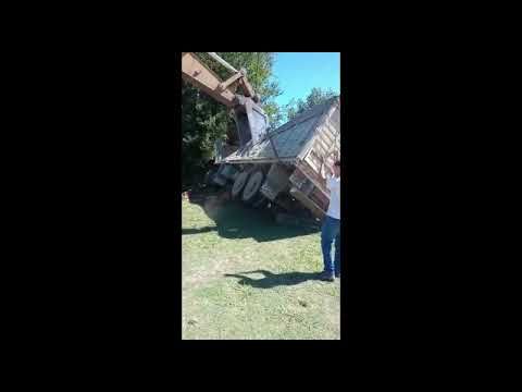 Así sacaron el camión que se incrustó en la casa de Verónica Mosteiro en ruta 191 y callejón Debock