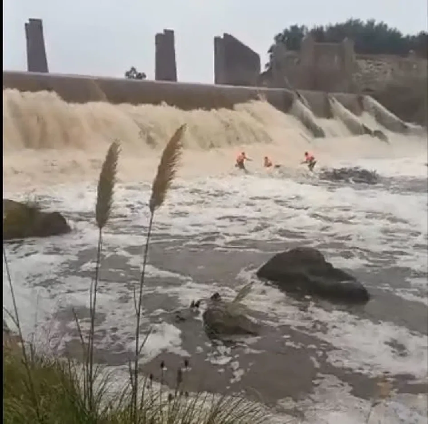 Oriente: Rescataron a un hombre en el Río Quequén Salado
