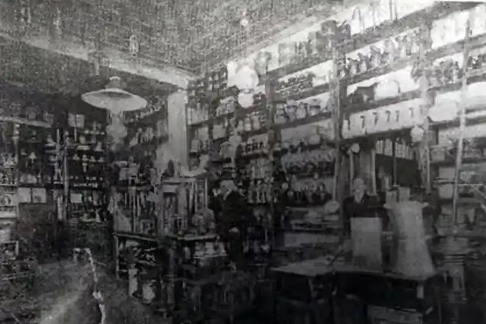 Interior del bazar y ferretería de Ceschi, en Belgrano y 9 de Julio