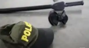 COBARDE ATAQUE a mujer policía la deja inconsciente y tirada en el piso