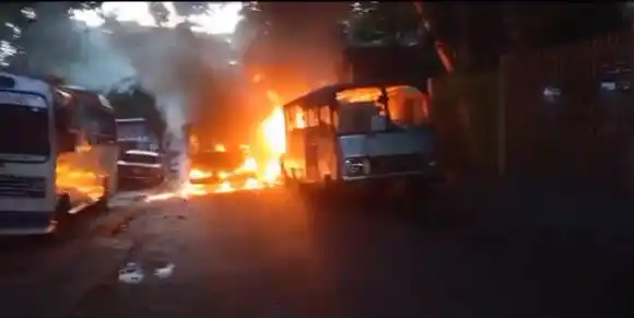 Se incendian 2 vehículos cerca de la emergencia del hospital de Los Magallanes de Catia este #5Ene (+VIDEO)