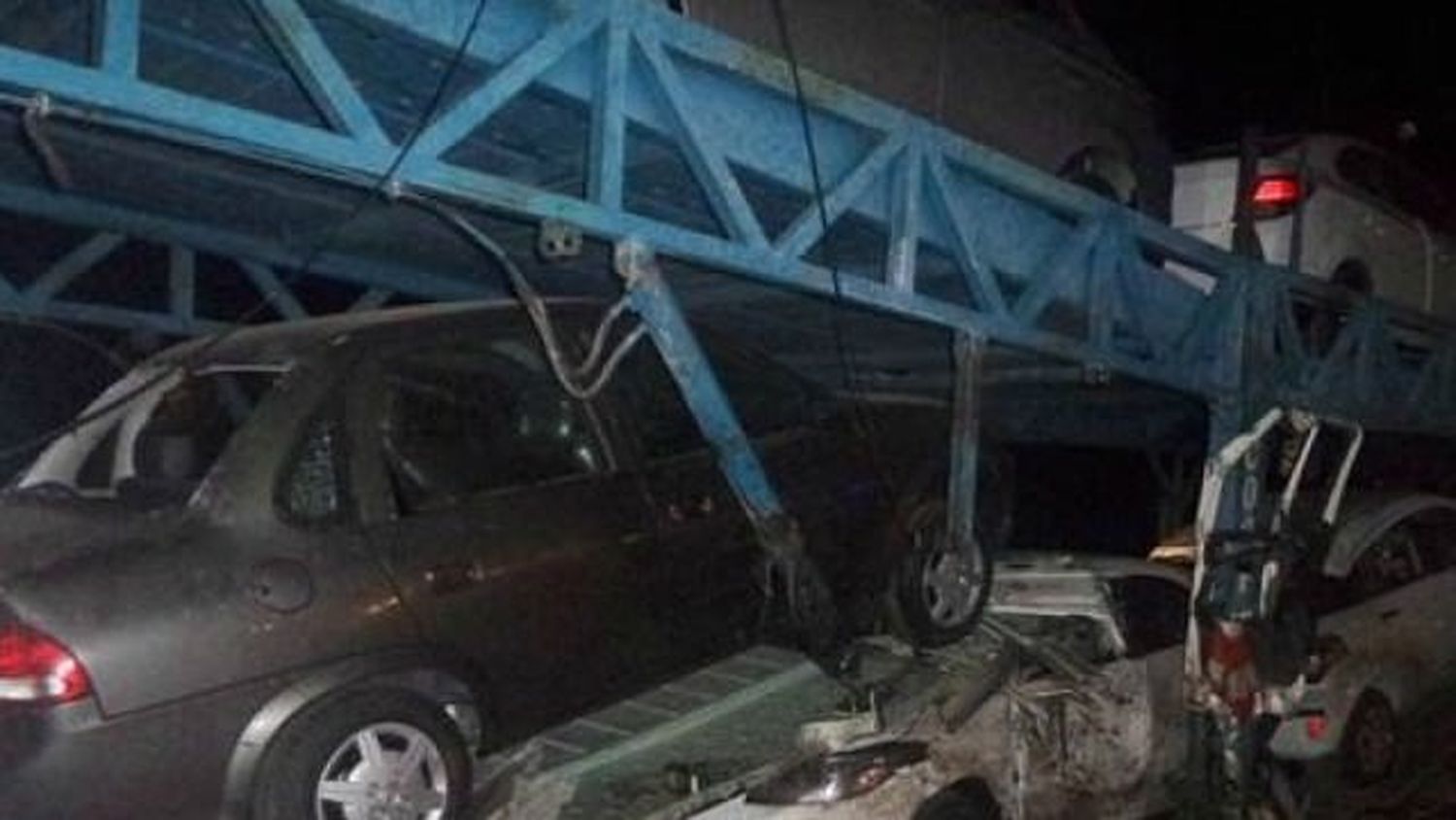 Impresionante choque de camiones en San Salvador: un muerto