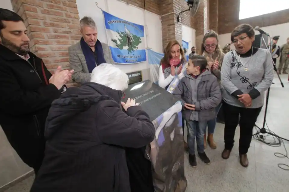 Entronizaron en Santa Fe una lápida traída del Cementerio de Darwin