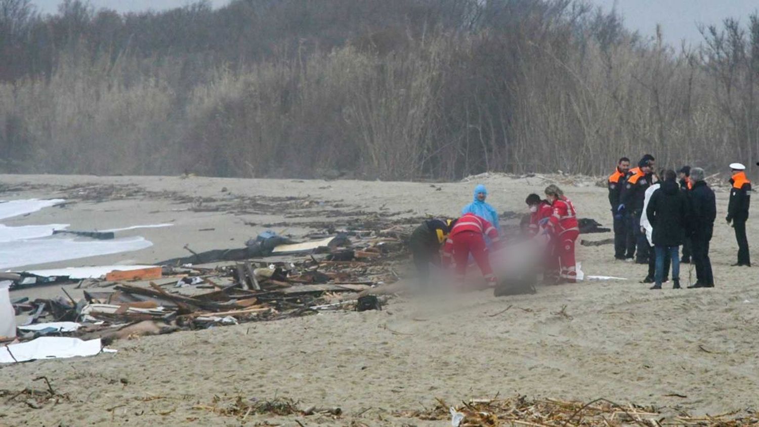 ¡TRAGEDIA EN LAS COSTAS DE ITALIA! Naufragio cobra la vida de al menos 60 migrantes, entre ellos un bebé