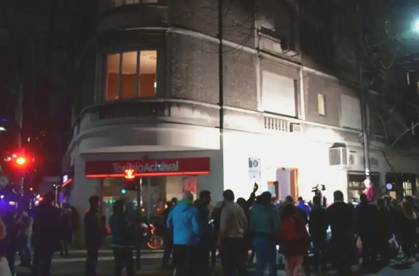 Allanaron el edificio de Cristina Kirchner en busca de dinero