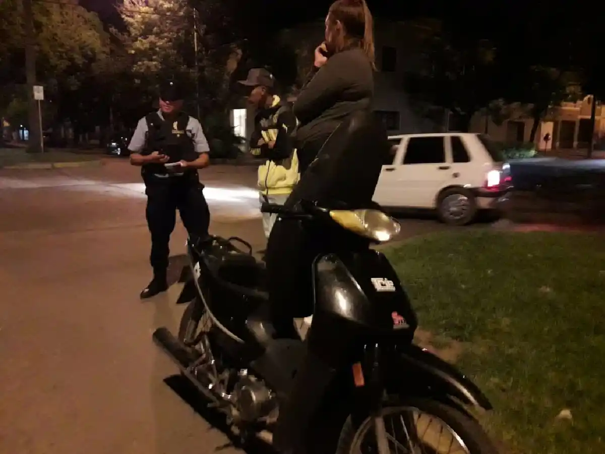 La policía realiza controles en distintos barrios 