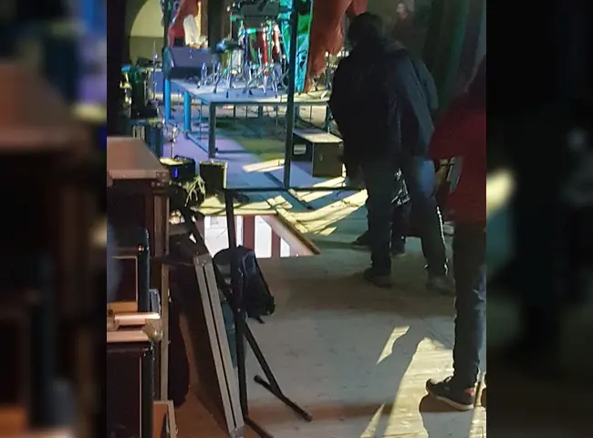 Azul: Se derrumbó un escenario, un músico resultó herido y la banda responsabiliza a la Municipalidad